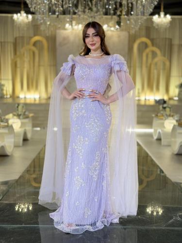 فستان سهرة ليلكي مطرّز بكاب شفاف قصّة ضيقة تبرز جم...