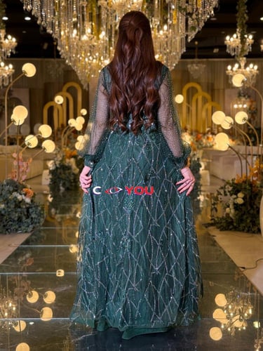 فستان سهرة أخضر داكن مطرّز بخطوط لامعة بقصّة وحزام...