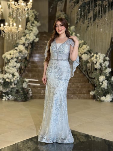 فستان ملكي مطرز بلون الثلج الأزرق بتصميم أنيق وراق...