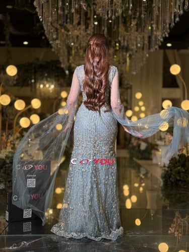 فستان سهرة تيفاني ثلجي مطرّز بقصّة خصر ورقبة V وأك...