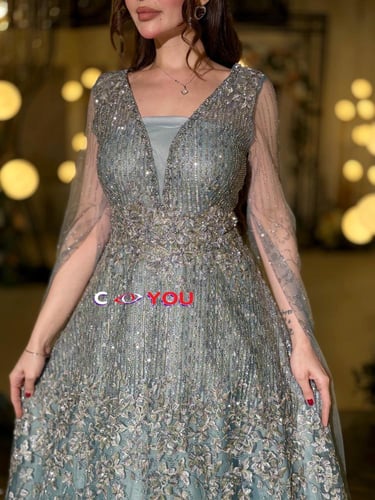 فستان سهرة تيفاني ثلجي مطرّز بقصّة خصر ورقبة V وأك...