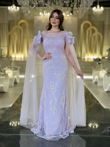 فستان سهرة ليلكي مطرّز بكاب شفاف قصّة ضيقة تبرز جم...