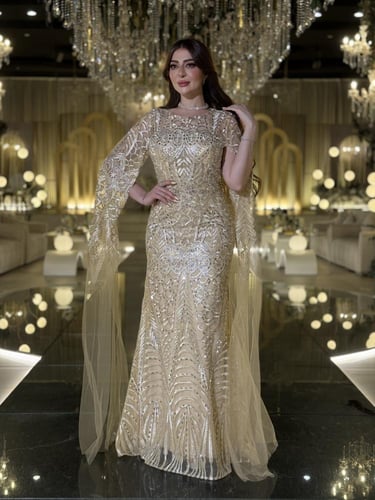 فستان لينا سهرة ذهبي فاخر مع تطريز يدوي وأكمام شفا...