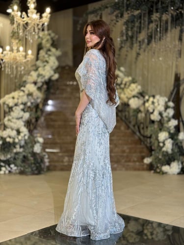فستان ملكي مطرز بلون الثلج الأزرق بتصميم أنيق وراق...