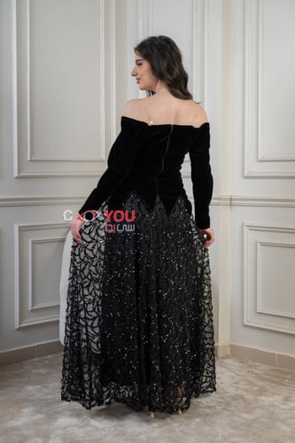 فستان سهرة أسود أوف شولدر بتصميم راقٍ وتنورة مطرزة...