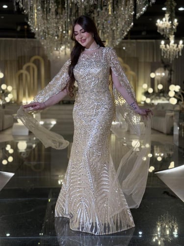 فستان لينا سهرة ذهبي فاخر مع تطريز يدوي وأكمام شفا...