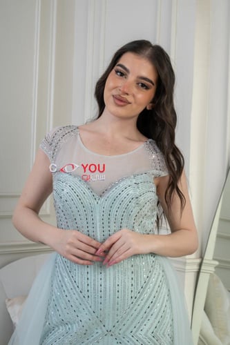 فستان سهرة سماوي راقٍ بتصميم مطرز وتنورة من التول...