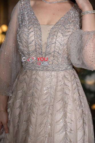 فستان سهرة بيج مطرز بتفاصيل فاخرة مع أكمام طويلة م...