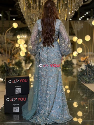 فستان سهرة تيفاني ثلجي مطرّز برقبة V وأكمام شفافة...