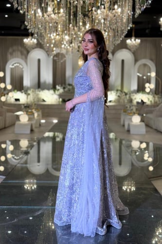 فستان سهرة ملكي لافندر لامع بأكمام تول أنيقة