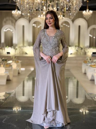 فستان سهرة طويل رمادي مطرّز بأكمام شفافة أنيقة