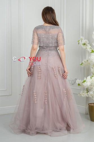 فستان سهرة وردي فاتح فاخر بتصميم ناعم وتطريز لامع...