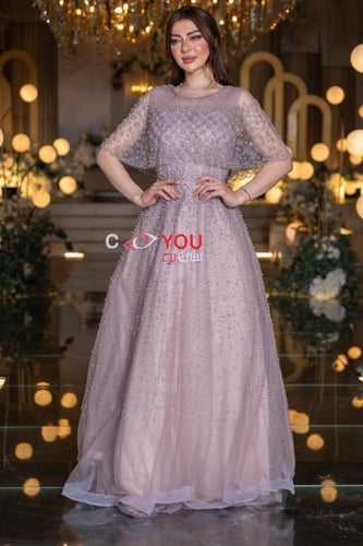 فستان سهرة وردي مطرز بخرز ناعم مع كاب شفاف قصير يض...