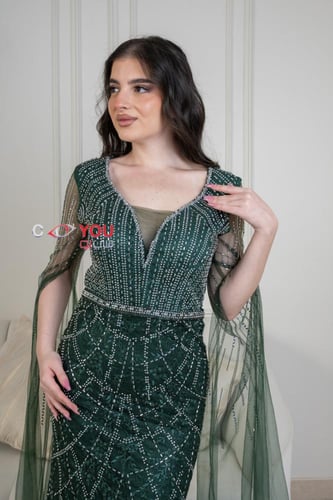 فستان سهرة أخضر زمردي بتطريز فاخر وأكمام شفافة، تص...