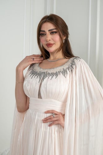 فستان سهرة أوف وايت يفيض نعومة ملكية. قماش حريري م...