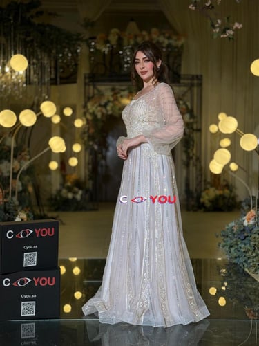 فستان سهرة شامبين فضي مطرز بتصميم فاخر وأكمام تول...