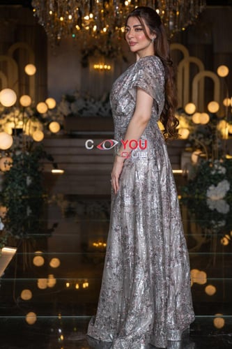 فستان سهرة فضي لامع مطرز بتصميم فاخر وأكمام قصيرة...