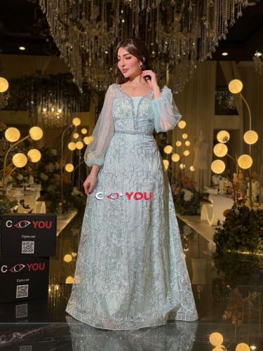 فستان سهرة إطلالة ملكية ساحرة بلون سماوي راقٍ وتطر...