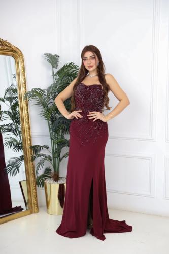 A silver evening dress with sparkling embroidery and an elegant wide cut, a sophisticated design suitable for parties and evenings...