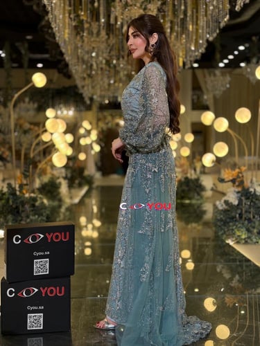 فستان سهرة تيفاني ثلجي مطرّز برقبة V وأكمام شفافة...