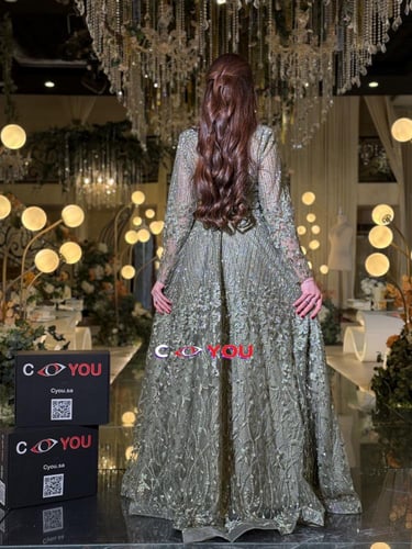 فستان سهرة بخيوط الزيتي مرصع، يسرق كل الأنظار