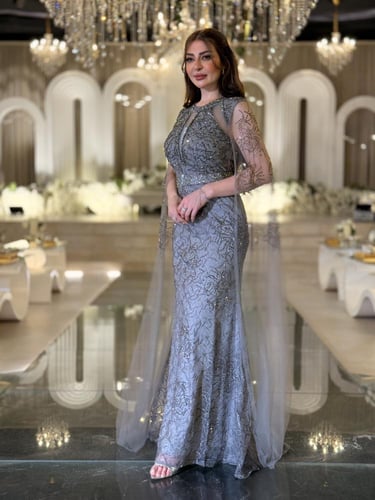فستان سهرة رمادي مرصّع بالكرستالات بكاب تول وقصة ح...