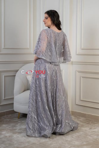 فستان سهرة فضي بتطريز لامع وقصة واسعة أنيقة، تصميم...