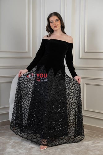 فستان سهرة أسود أوف شولدر بتصميم راقٍ وتنورة مطرزة...