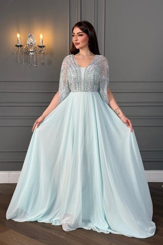 فستان سهرة سماوي انسيابي مزدان بكريستالات براقة وك...