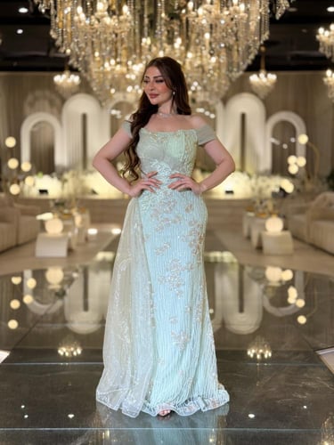 فستان سهرة تركواز مطرّز بأناقة ملكية تصميم أوف شول...