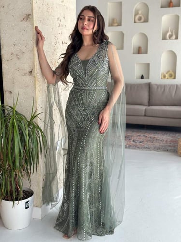 فستان سهرة زيتي فاخر بقصّة نحيفة وكاب شفاف يخطفك