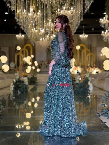 فستان سهرة لمعة فاخرة وقصّة تطيّل القامة. فستان A-...