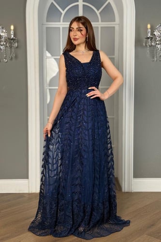 فستان كحلي غامق مصمم بقصة انسيابية