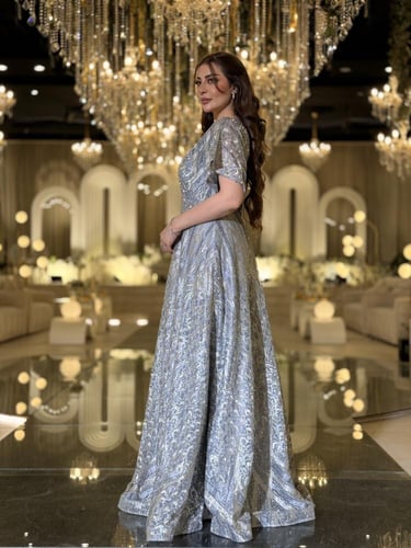 فستان سهرة رمادي على زيتوني فخم بتطريز لامع وأكمام...