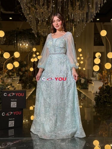 فستان سهرة إطلالة ملكية ساحرة بلون سماوي راقٍ وتطر...