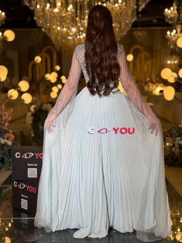 فستان سهرة تألقي بسحرٍ لا يُقاوم مع هذا الفستان ال...