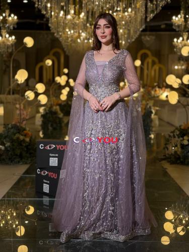 فستان سهرة موف مطرّز بقصّة خصر ورقبة V وأكمام شفاف...