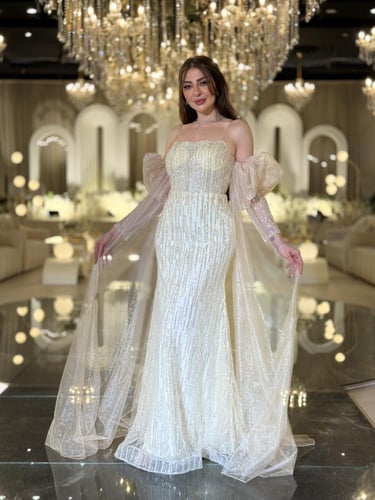 فستان سهرة ذهبي فخم بتطريز لامع وأكمام شفافه منفوش...