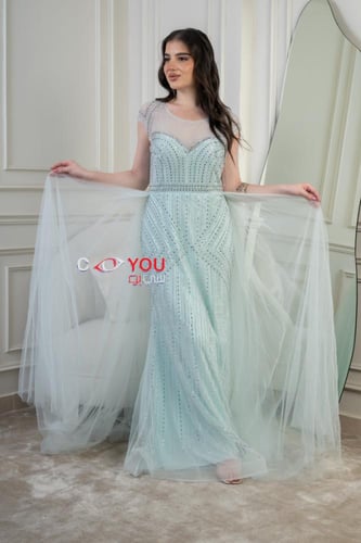 فستان سهرة سماوي راقٍ بتصميم مطرز وتنورة من التول...