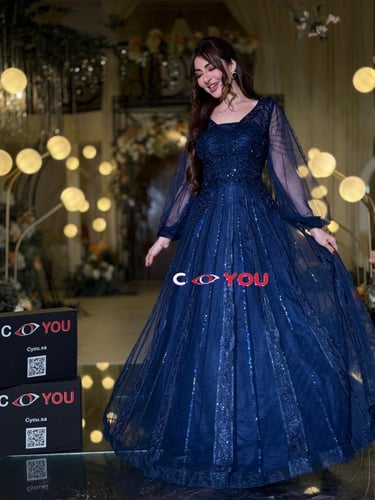 فستان سهرة كحلي مطرز بأناقة مع أكمام تول شفافة