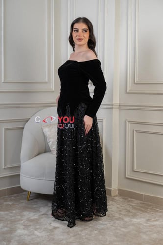 فستان سهرة أسود أوف شولدر بتصميم راقٍ وتنورة مطرزة...