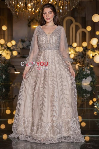 فستان سهرة بيج مطرز بتفاصيل فاخرة مع أكمام طويلة م...