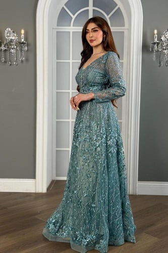 فستان سهرة بخيوط تركواز مرصع، يسرق كل الأنظار