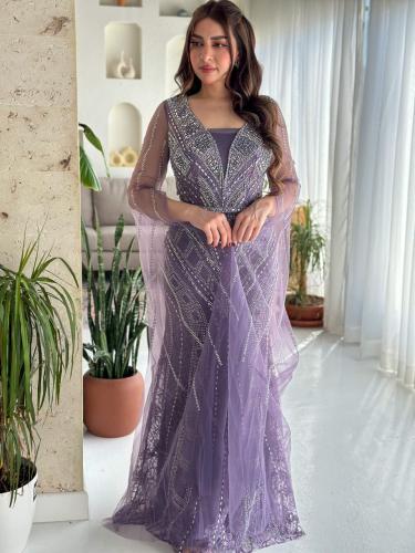 فستان سهرة موف فاخر بقصّة نحيفة وكاب شفاف يخطفك