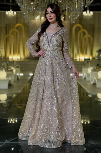 فستان سهرة فاخر من تصميم ينبض بالرقي والتفاصيل الم...