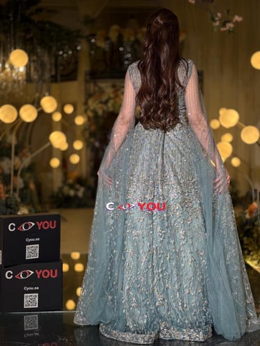 فستان سهرة تيفاني ثلجي مطرّز بقصّة خصر ورقبة V وأك...