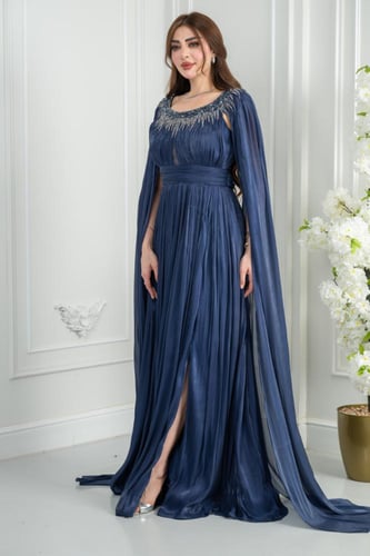 فستان سهرة كحلي يوقّع حضورك بأسلوب ملكي. قماش حرير...