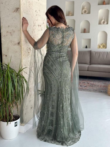 فستان سهرة زيتي فاخر بقصّة نحيفة وكاب شفاف يخطفك