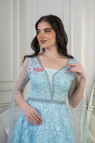 فستان سهرة أزرق فاتح بتطريز أنيق وأكمام شفافة، تصم...