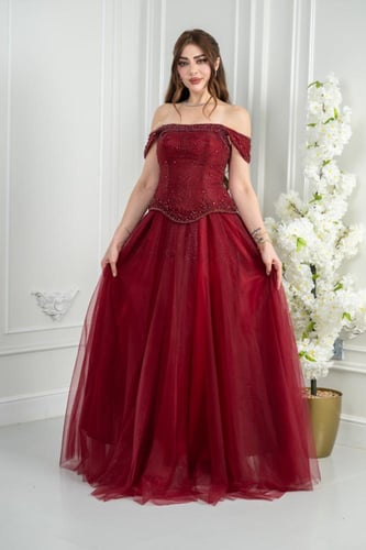 فستان سهرة خمري أوف شولدر يوقّع حضورك بثقة وأنوثة....